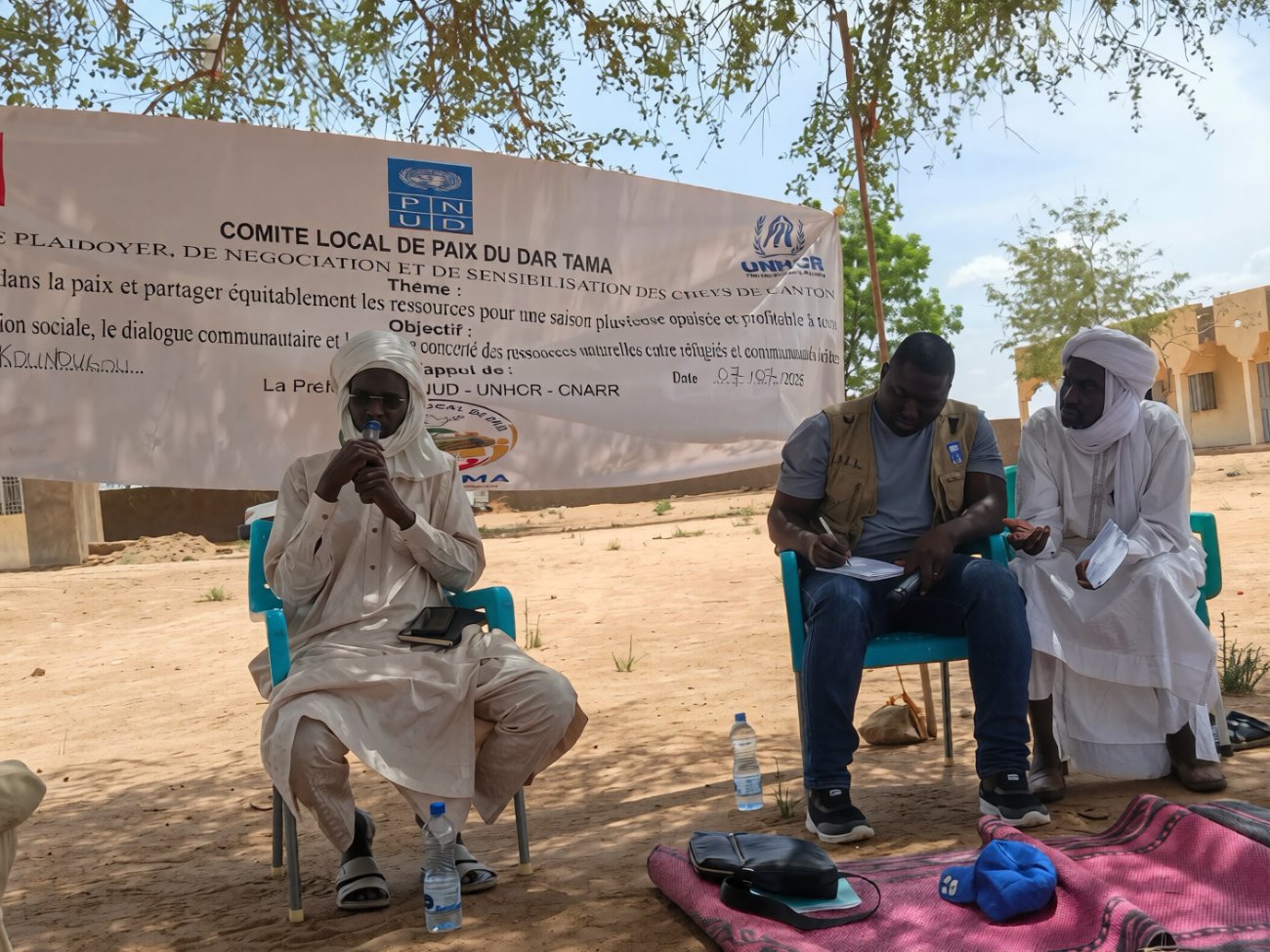 Un Volontaire des Nations Unies lors d'une réunion avec des membres de la communauté locale au Tchad.