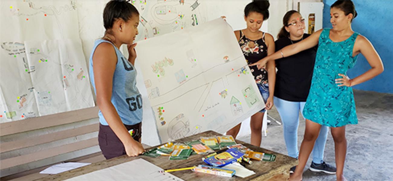 أربع فتيات يعملن على مشروع.