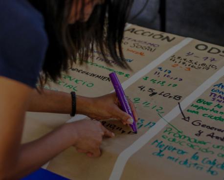 تظهر اللافتة فتاة تكتب ملاحظات على الملصق