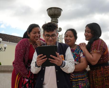 Joven y mujeres viendo cómo funciona la IA inclusiva