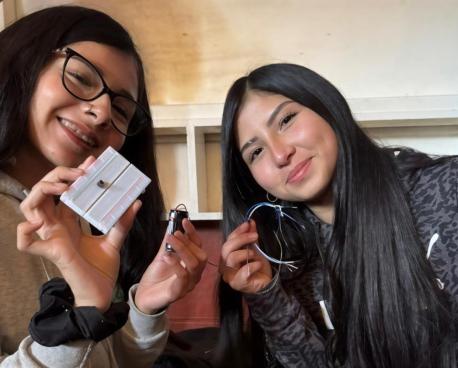 Dos niñas chilenas en un taller sobre el uso de circuitos eléctricos para las comunicaciones.