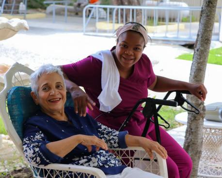 Una mayor en la República Dominicana con su cuidadora.