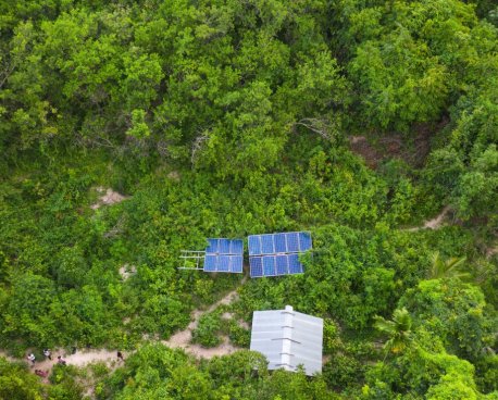 Un panel solar en un bosque de Camboya.