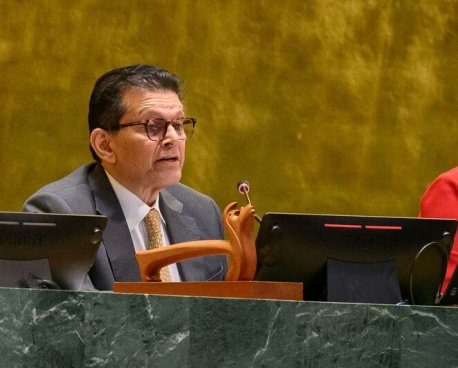 联合国大会主席哈利勒·拉赫曼在联合国大会第81届会议一般性辩论闭幕式上发表讲话。
