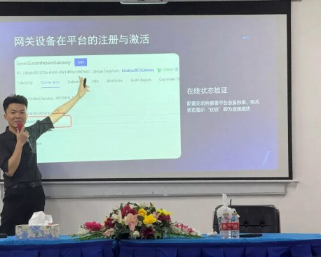 老挝人民民主共和国一场研讨会上的演讲者。