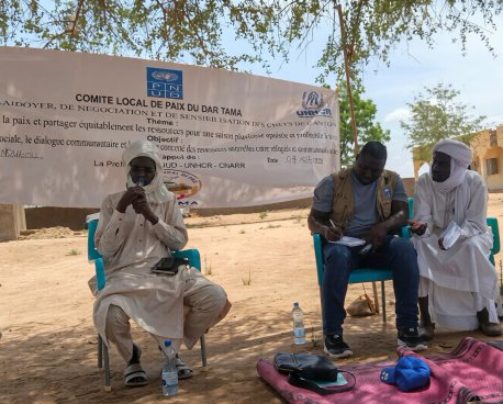 Un Volontaire des Nations Unies lors d'une réunion avec des membres de la communauté locale au Tchad.