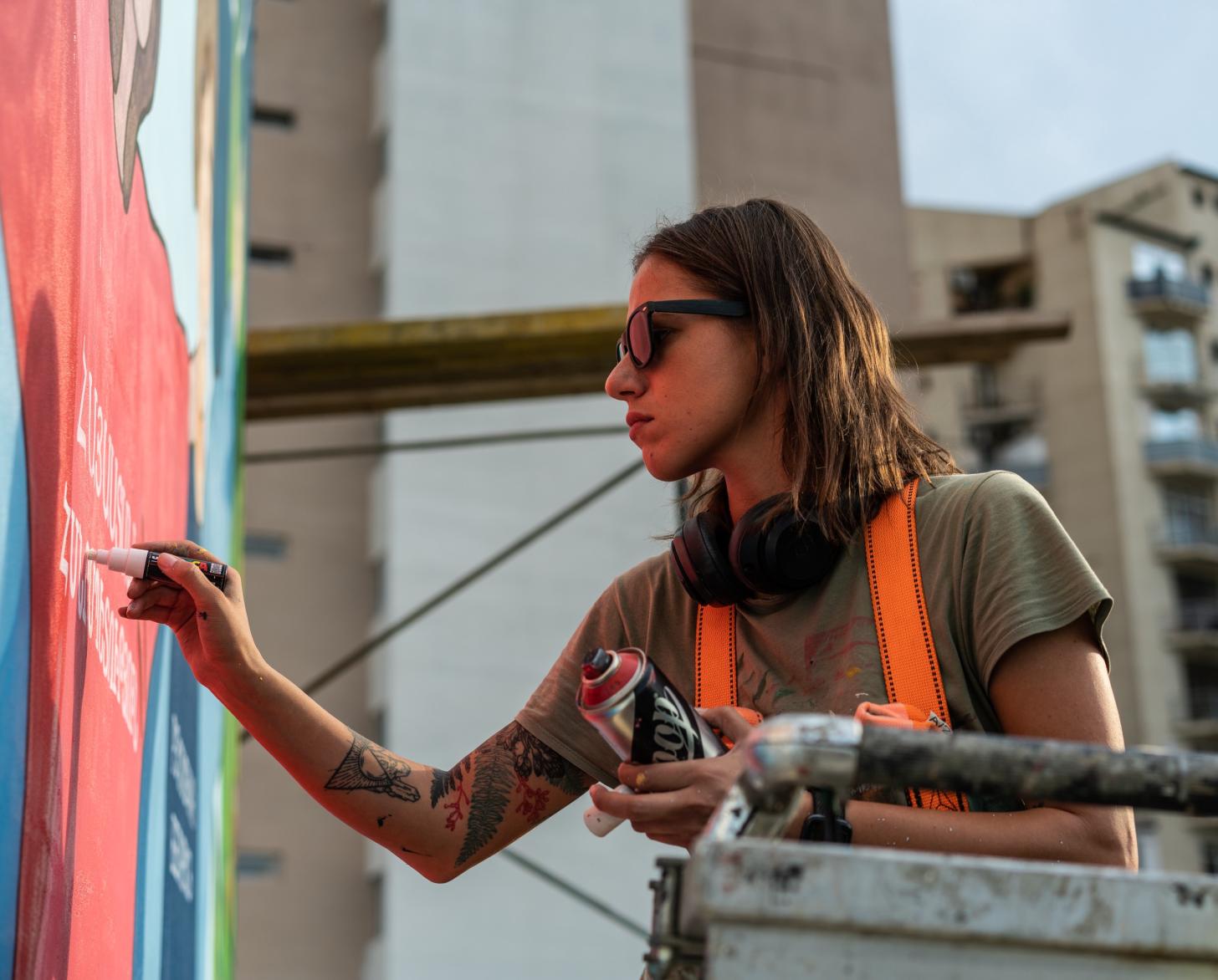 تعمل موسيا كوبوريا على لوحة جدارية في تبليسي بجورجيا.
