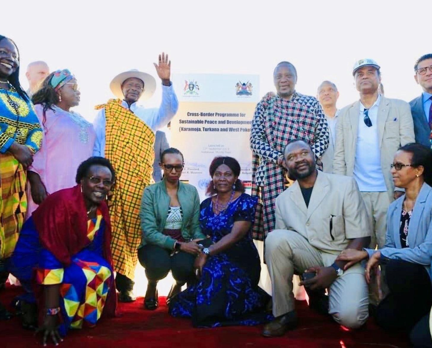 تظهر الصورة رئيسي كينيا وأوغندا مع رؤساء الوكالات والصناديق والبرامج والمنسقين المقيمين.