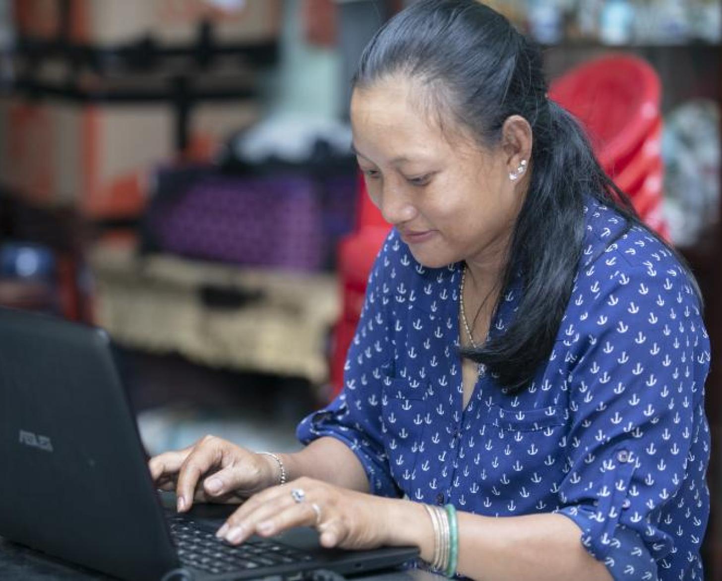 تشاو باو تعمل على جهاز كمبيوتر محمول.