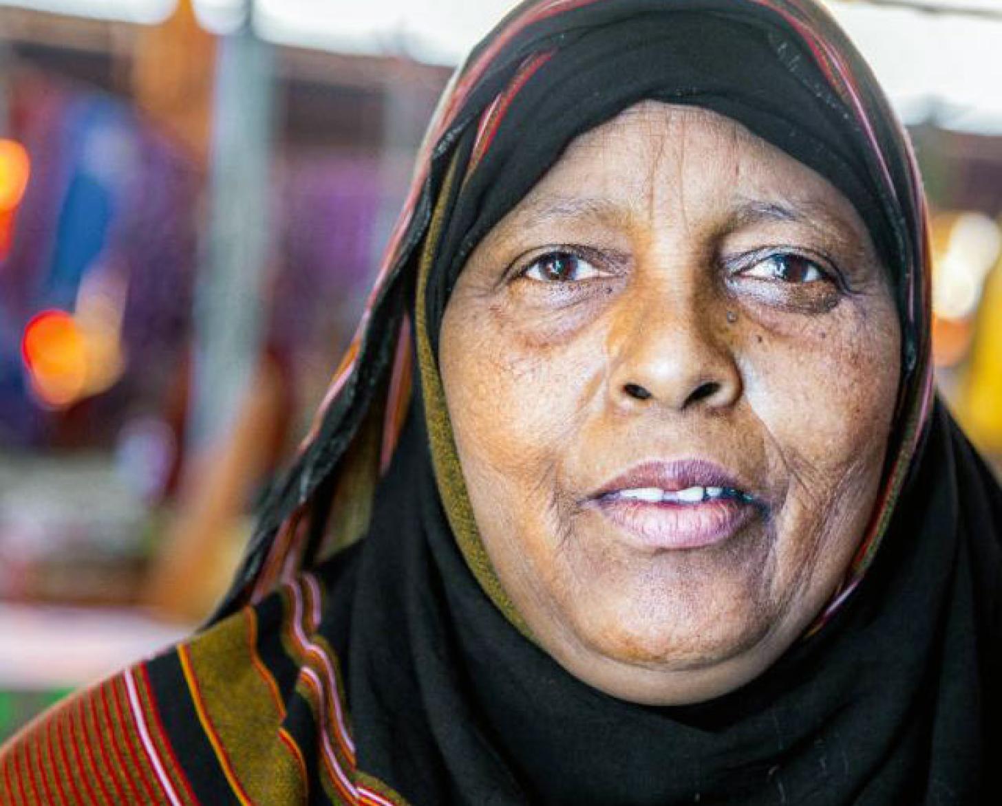 لقطة مقرّبة لخضرة وهي تنظر مباشرةً إلى الكاميرا.