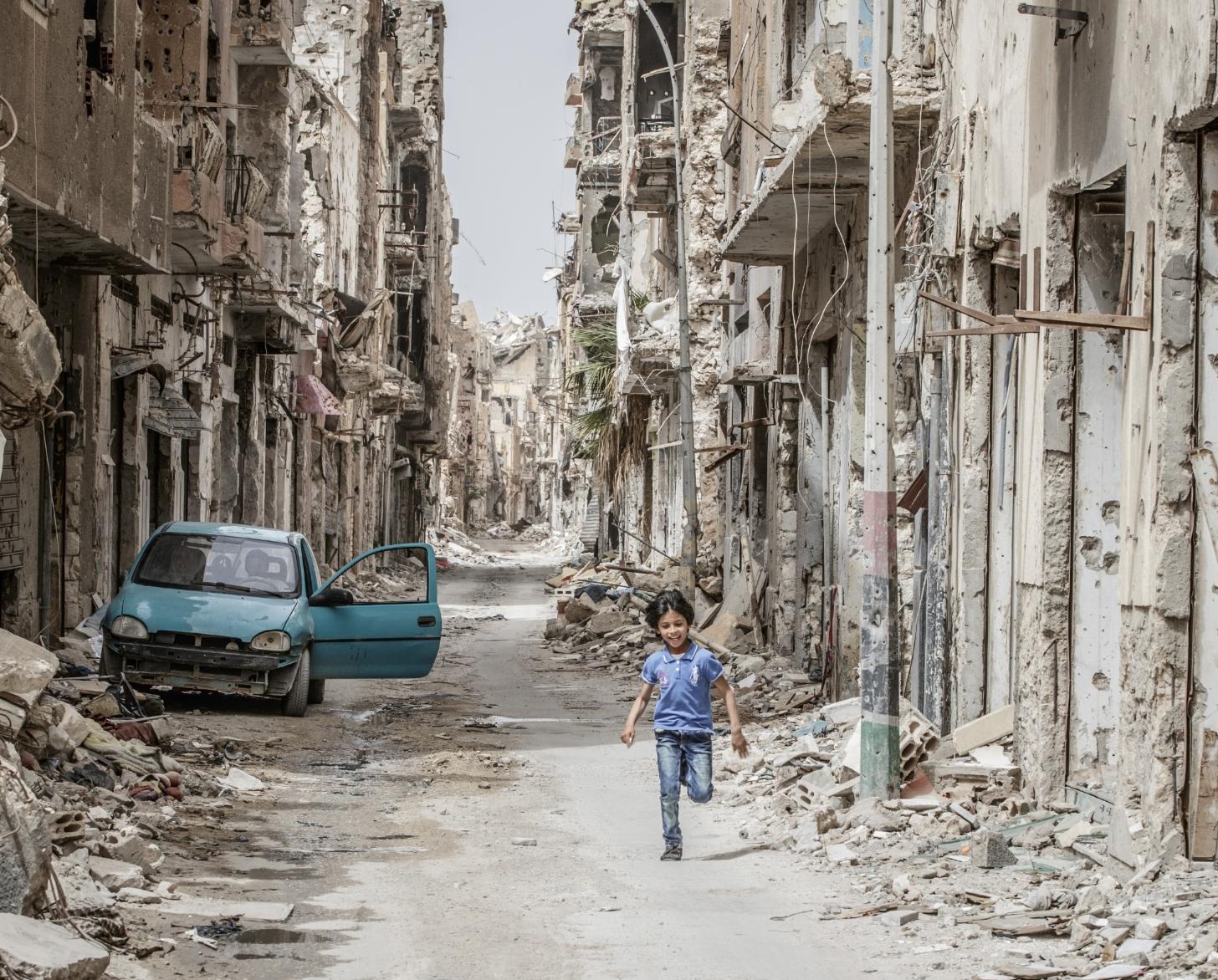 Un niño corre a través de los escombros y restos en el centro de Bengasi, Libia.