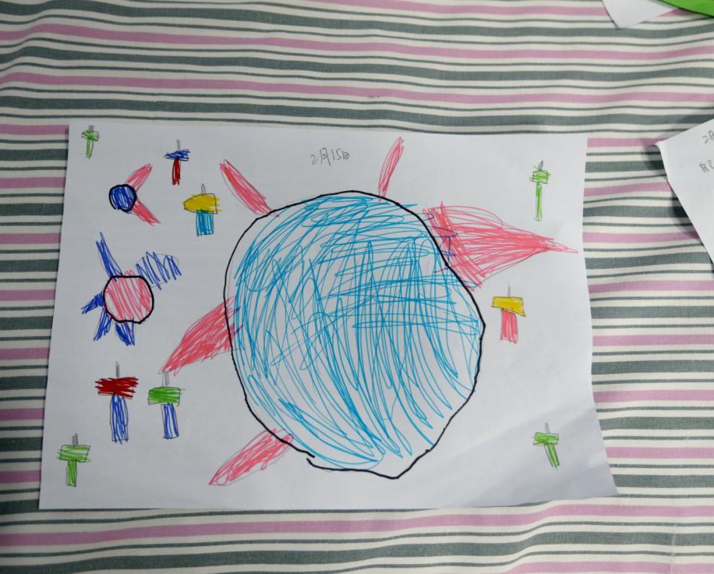 Dibujo infantil del coronavirus, rodeado de martillos.