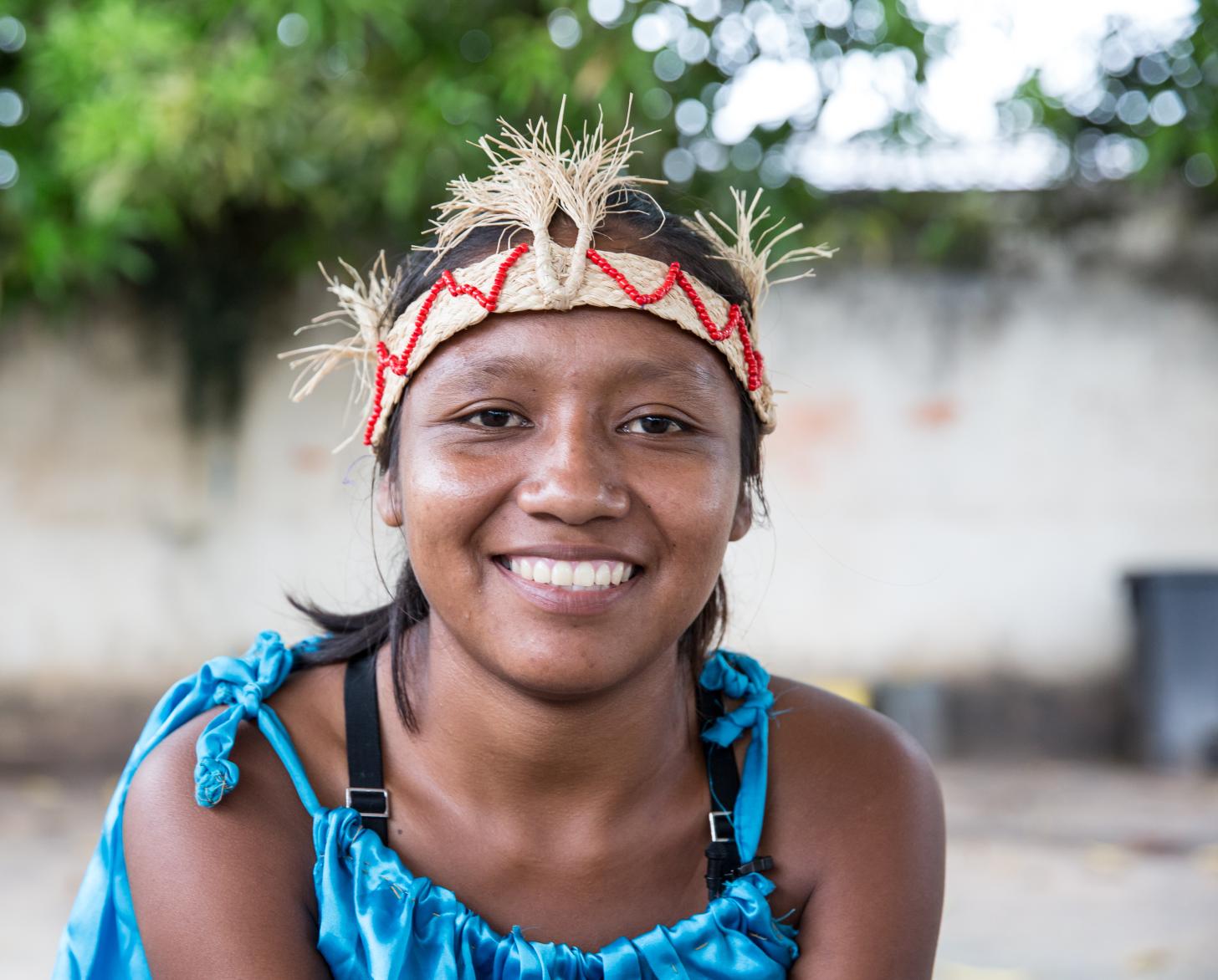 لقطة مقرّبة لامرأة من الشعوب الأصلية.