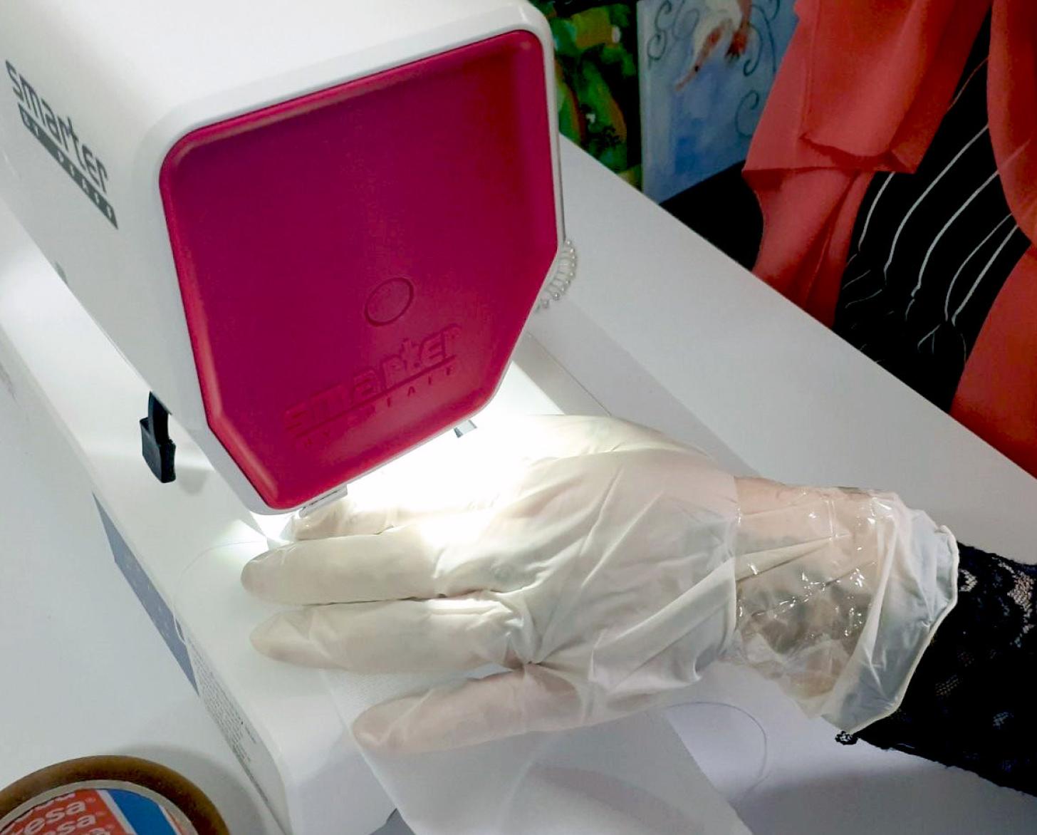 Primer plano de manos cosiendo mascarillas de protección.