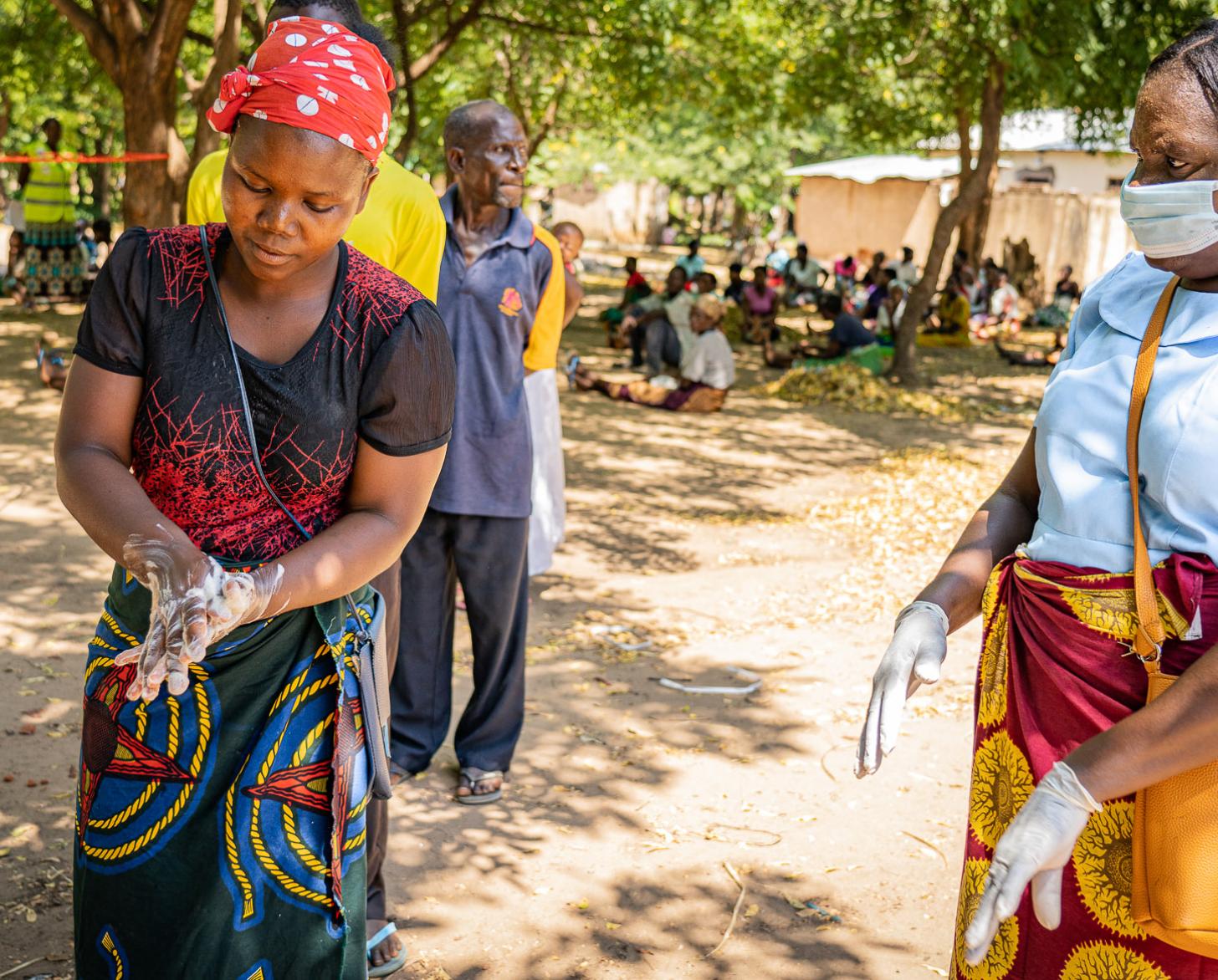 Una profesional sanitaria orienta a una mujer sobre el correcto lavado de manos para evitar la contaminación.