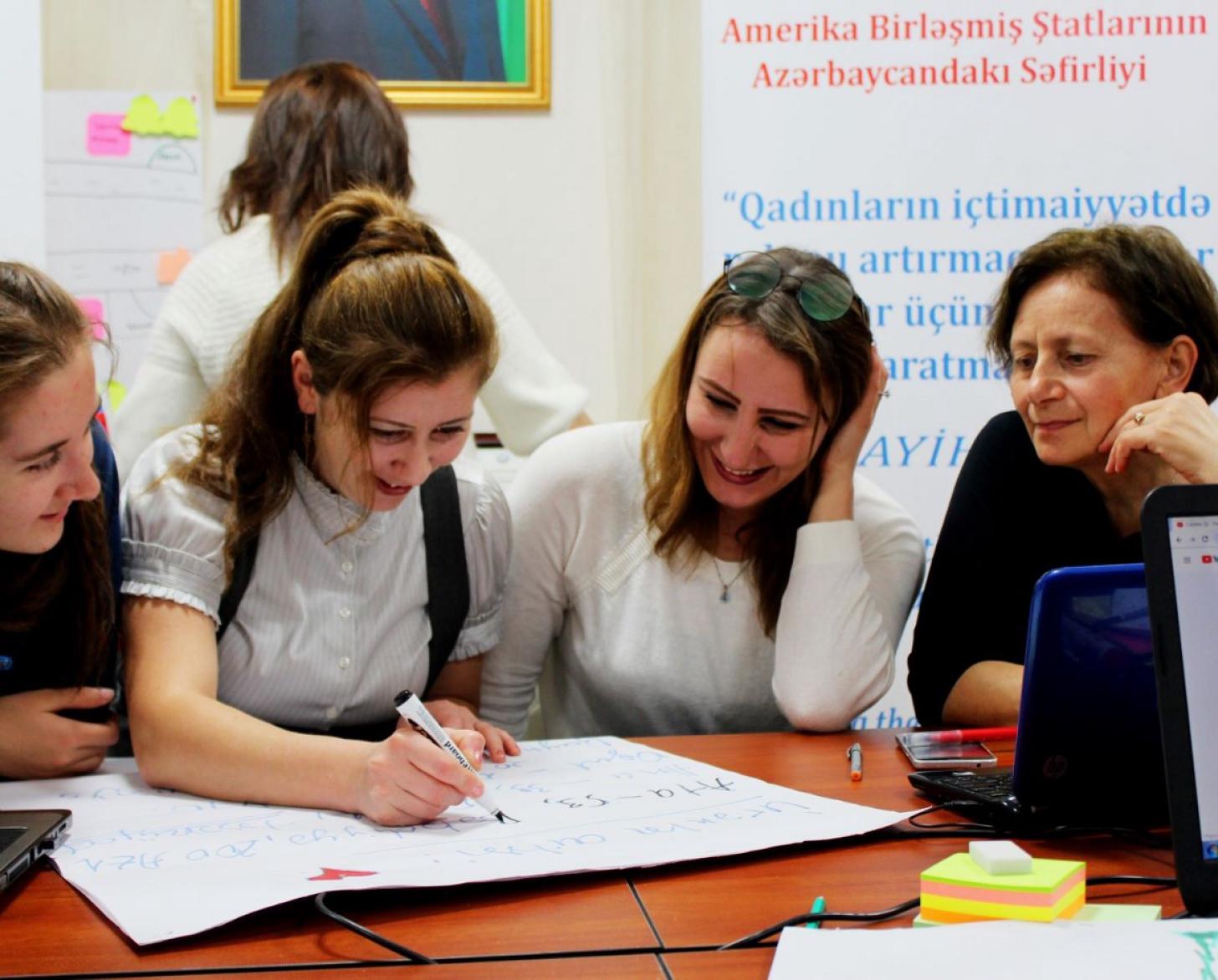 Los participantes trabajan en equipo en un proyecto.