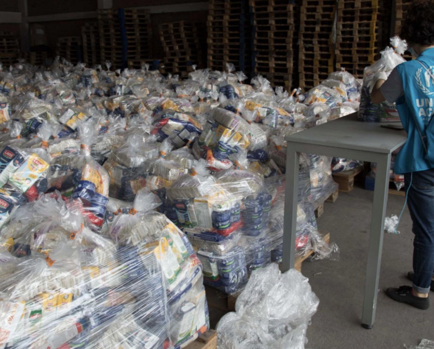 Le HCR fait l'inventaire des produits emballés et prêts à être distribués à la communauté