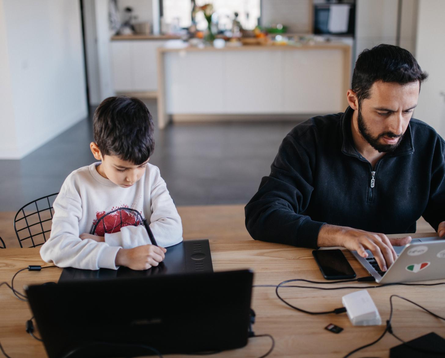 في يريفان بأرمينيا، يجلس داني ، البالغ من العمر سبع سنوات، على جهاز كمبيوتر حيث يعمل آرثر جيفورجيان.