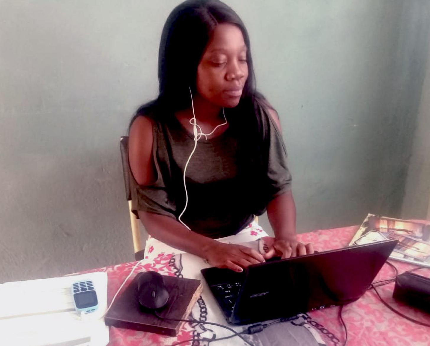 يعمل المستشارون في منظمة ChildLine غير الحكومية من المنزل أثناء الإغلاق الشامل في جنوب أفريقيا.