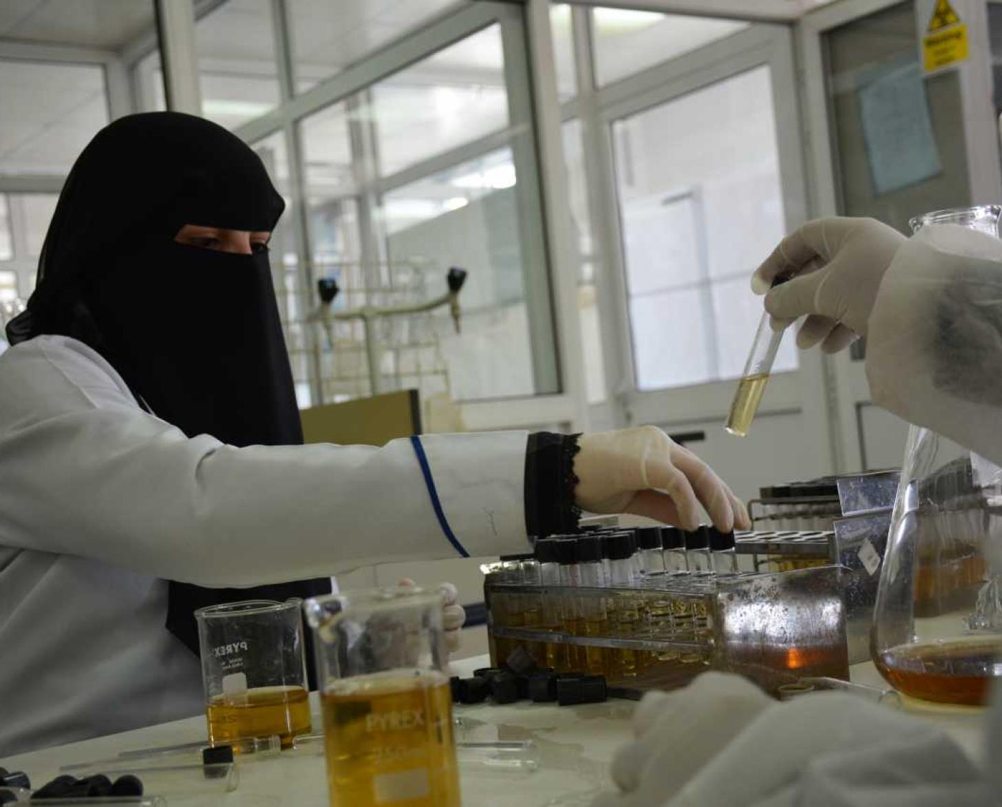 Un especialista de laboratorio que trabaja en el Laboratorio Central de Salud Pública en Yemen.