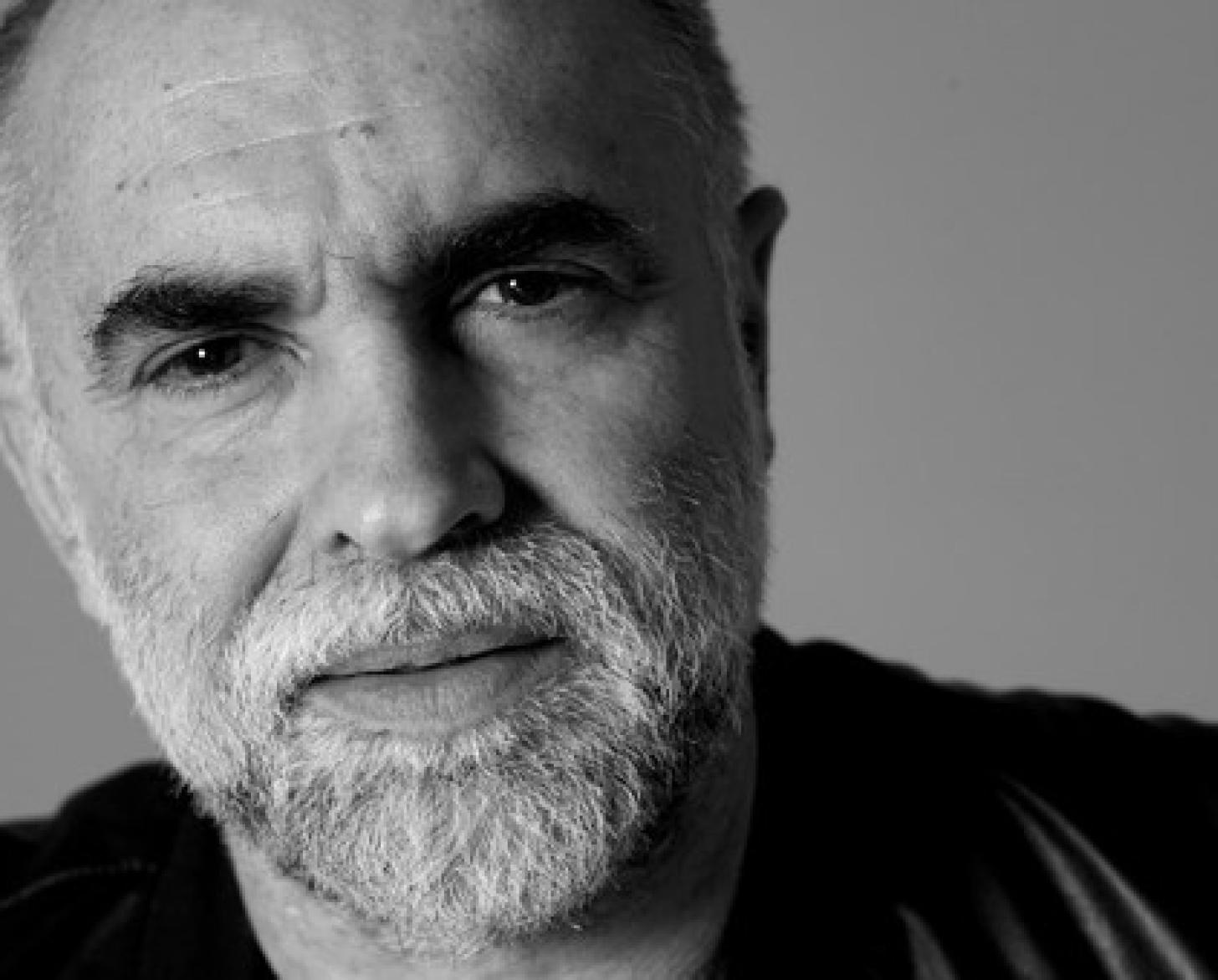 Foto (en primer plano) en blanco y negro del rostro del cineasta brasileño Karim Aïnouz.