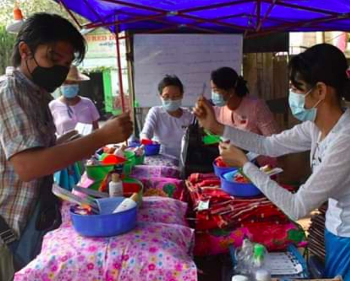 Una escena en el centro de cuarentena de Pyay, donde Min Min, un hombre trans, se ofreció como voluntario.