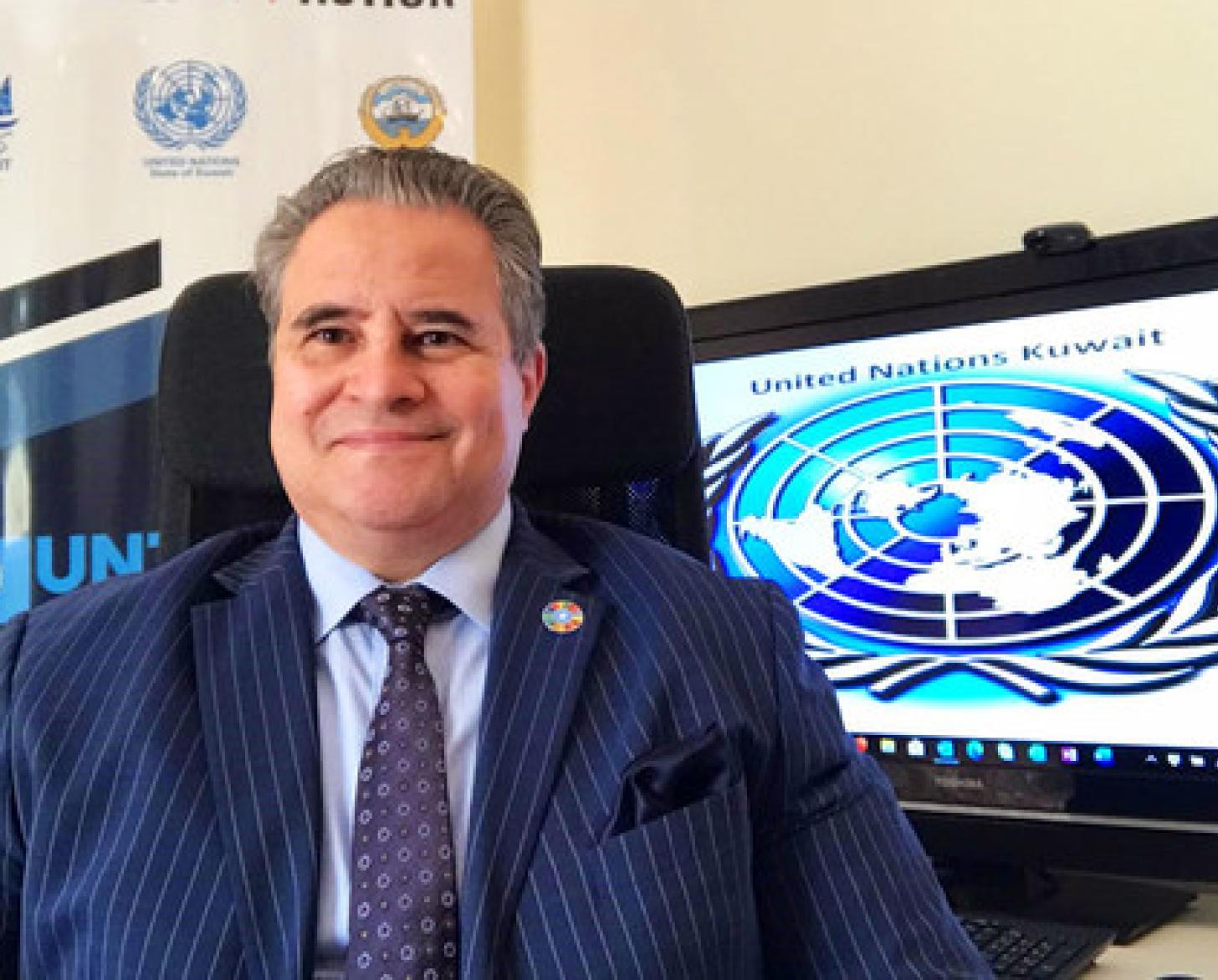 Tarek Azmi Elsheikh, le Coordonnateur résident des Nations Unies au Koweït, souriant à la caméra.
