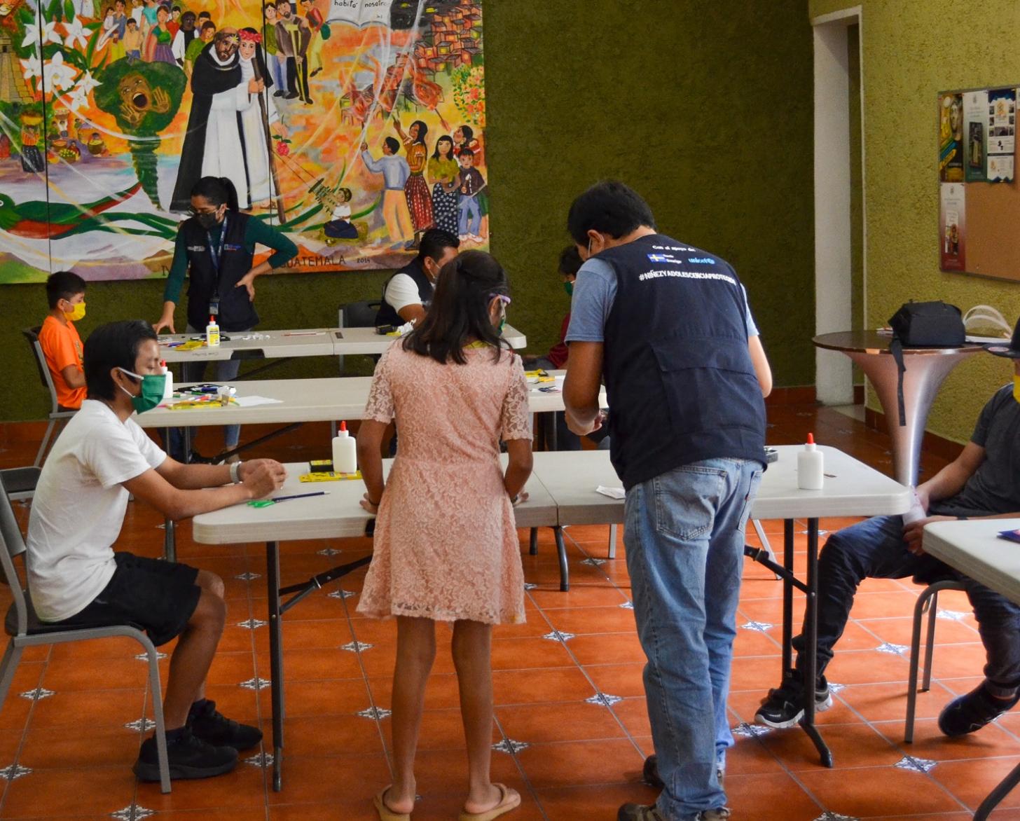 صورة تظهر مركزًا تدعمه اليونيسف يضم شبابًا يحصلون على المساعدة.