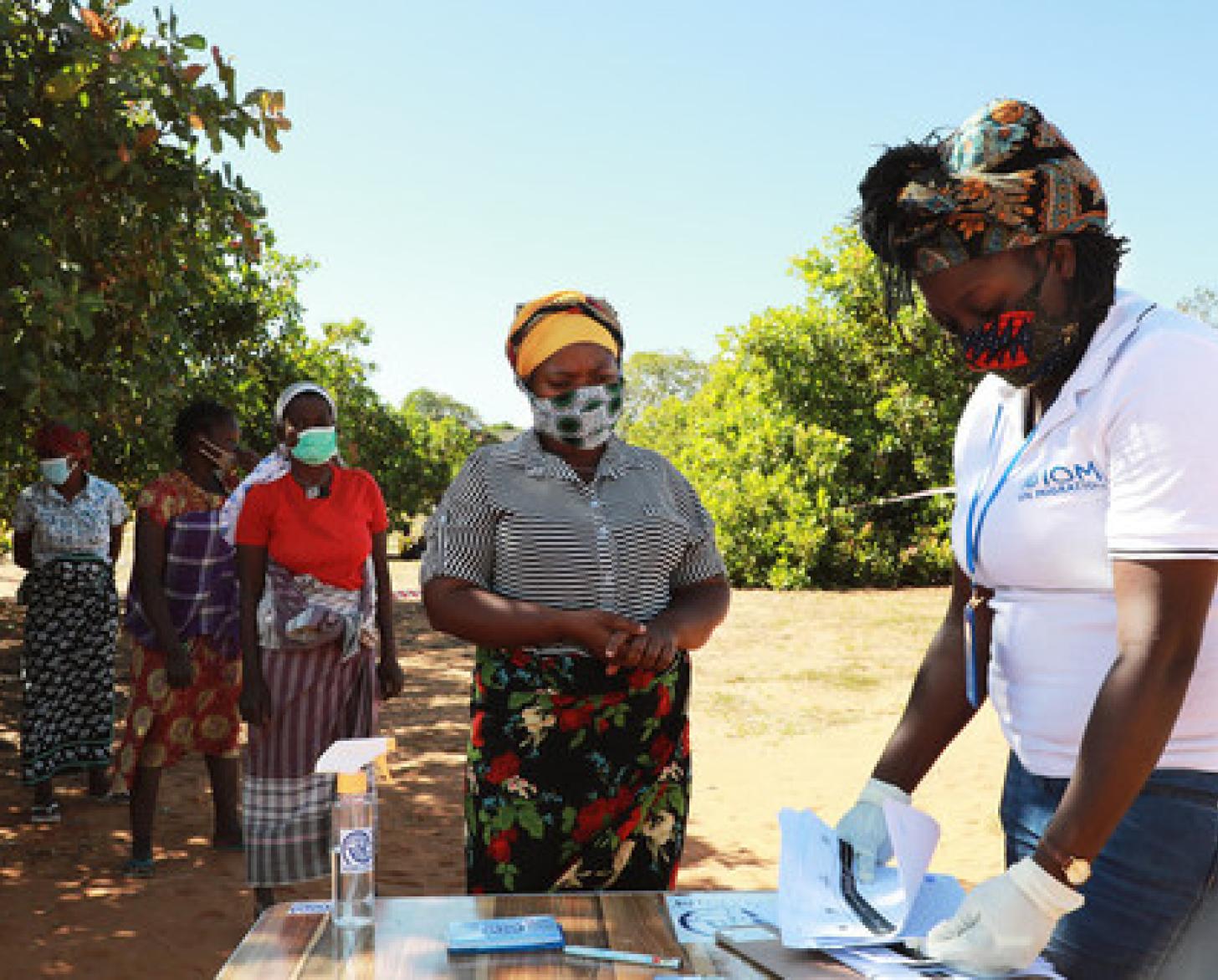El personal de la Organización Internacional para las Migraciones realiza la recepción de los desplazados internos en la provincia de Cabo Delgado.