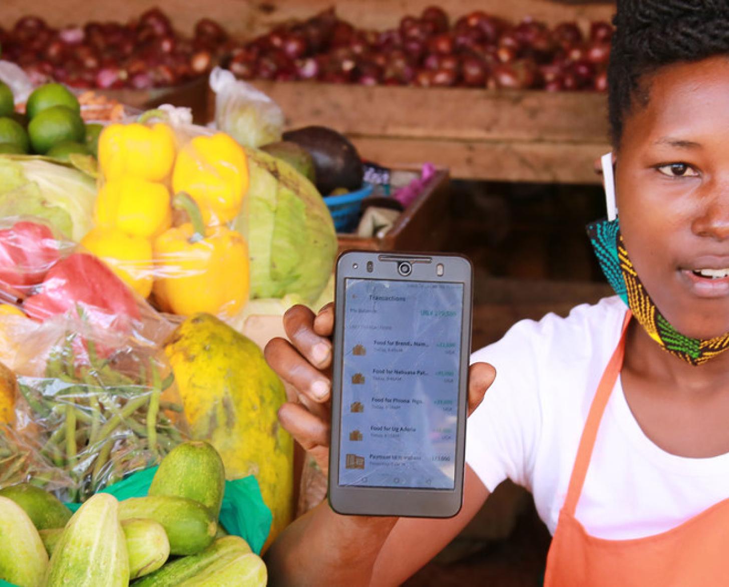 تعرض بائعة في السوق تطبيق Safeboda.