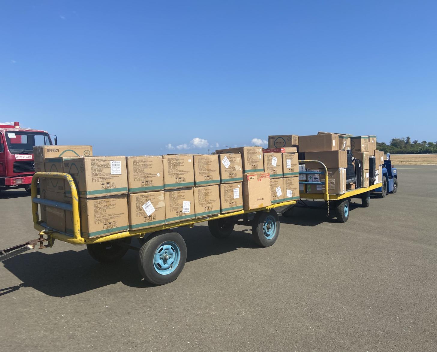 عربة تسحب شحنتين من الصناديق تحتوي على ضروريات أساسية تبرع بها برنامج الأغذية العالمي.