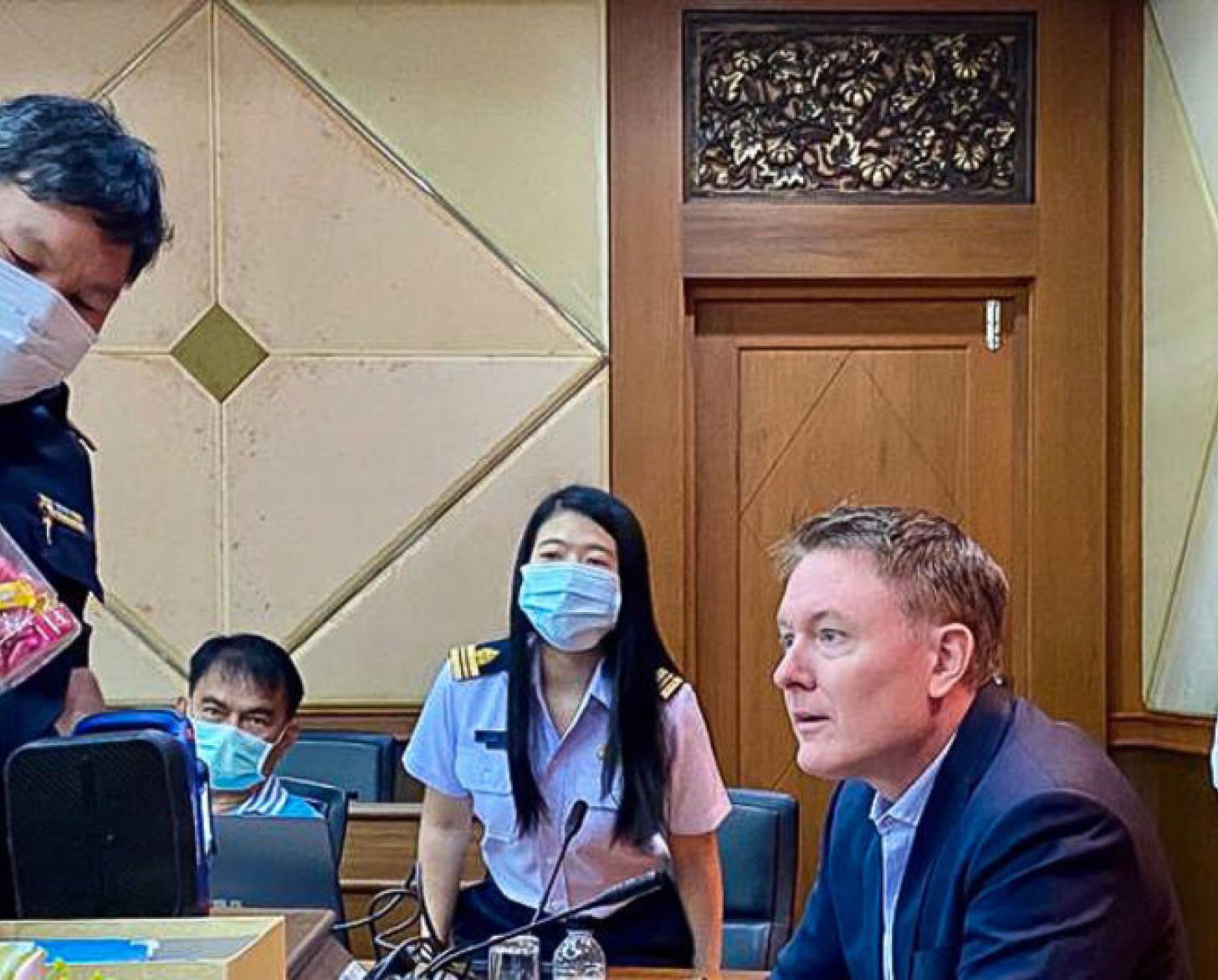 Gita Sabharwal, Coordinadora Residente de las Naciones Unidas en Tailandia (a la derecha), y Jeremy Douglas, de la UNODC (en el centro), reciben información en la aduana de Mae Sai, en el norte del país.