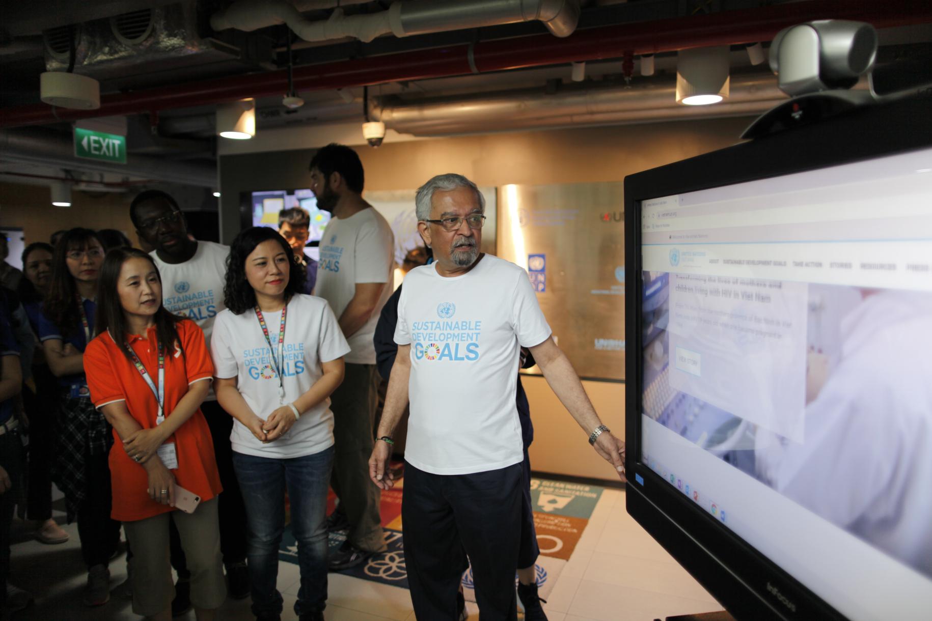 El Sr. Kamal Malhotra, Coordinador Residente de la ONU en Vietnam, presenta el nuevo sitio web de la ONU en Vietnam al personal en el Día de la ONU 2019.