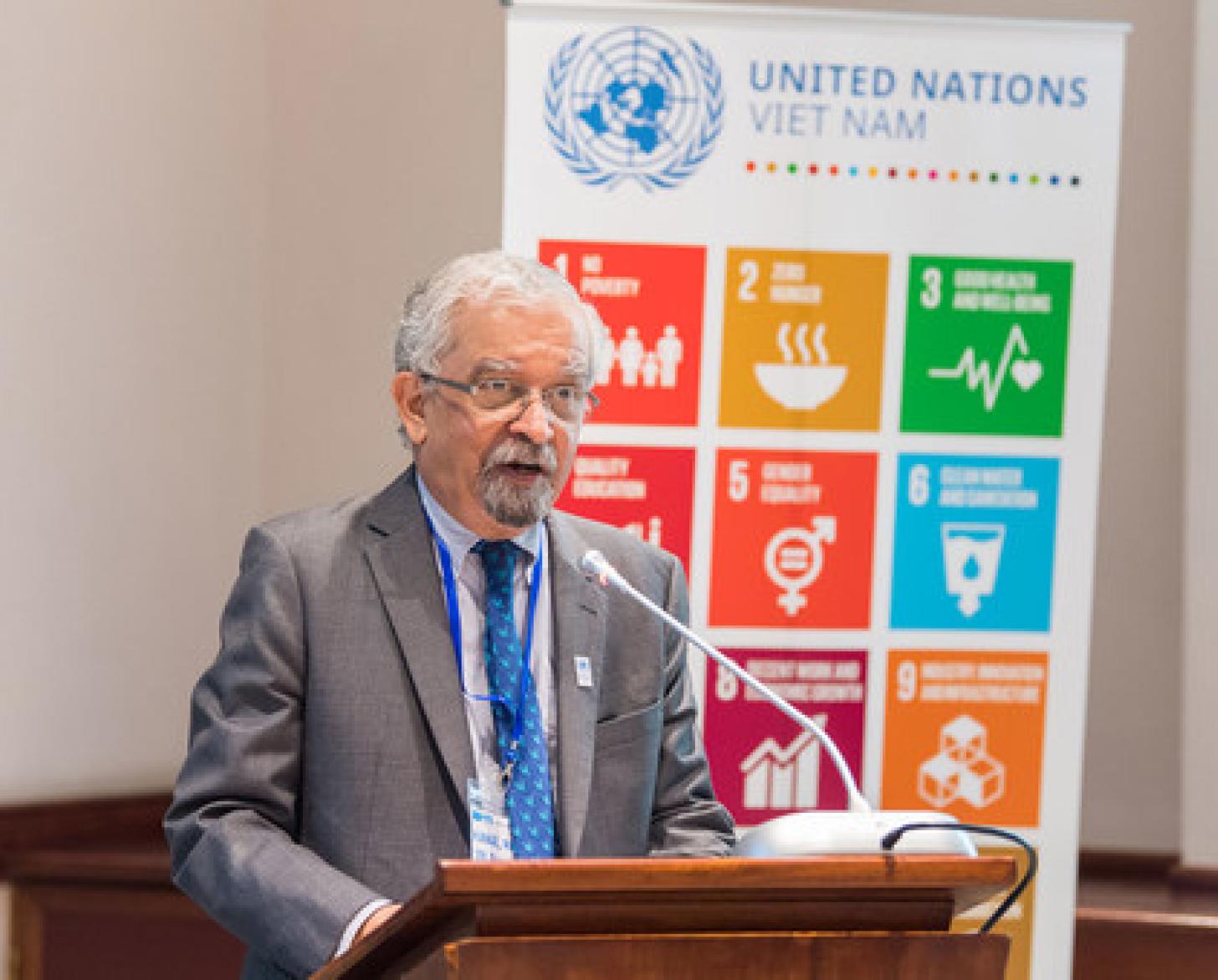 Kamal Malhotra, el Coordinador Residente de las Naciones Unidas en Vietnam, habla en un podio.