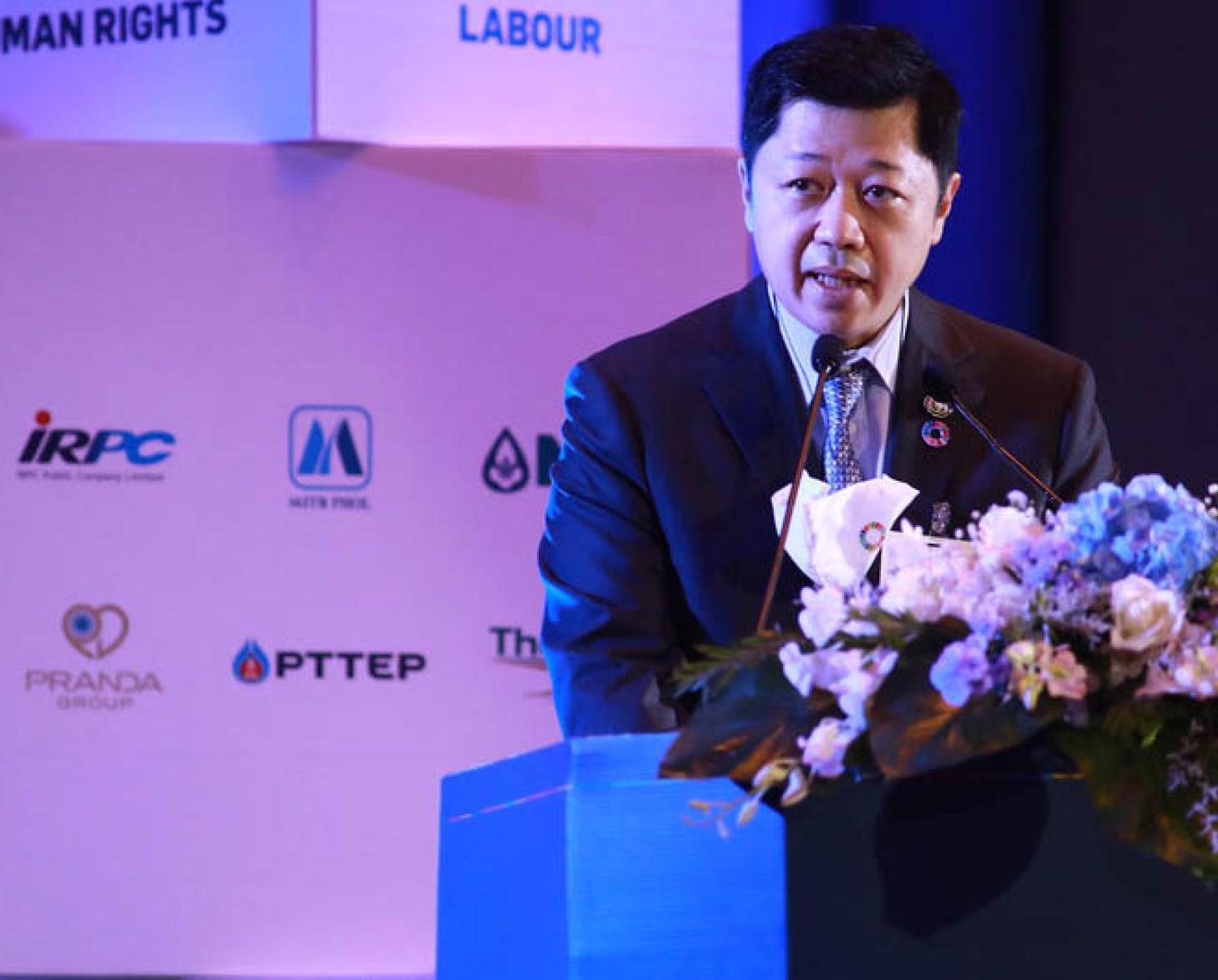 يلقي رئيس شبكة الاتفاق العالمي للأمم المتحدة في تايلاند، سوفاتشاي تشيرافانونت، كلمة خلال اجتماع للشبكة في أغسطس 2020.