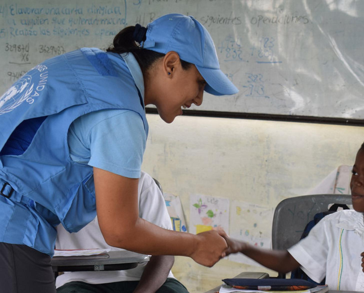 Una profesora en una escuela rural de Colombia incentiva el interés de los niños y niñas a dialogar sobre la paz mediante estrategias pedagógicas