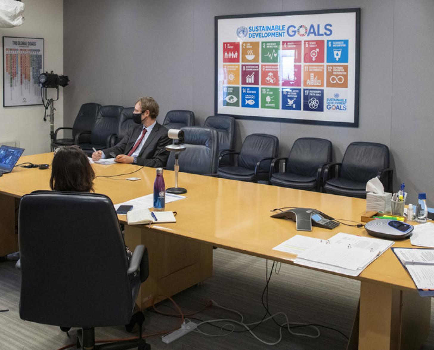 تشارك نائبة الأمين العام للأمم المتحدة أمينة محمد في زيارة افتراضية إلى كولومبيا. تلتقي محمد (في الصورة) المسؤولين، عبر تقنية الفيديو، من مكتبها في مقر الأمم المتحدة في نيويورك.