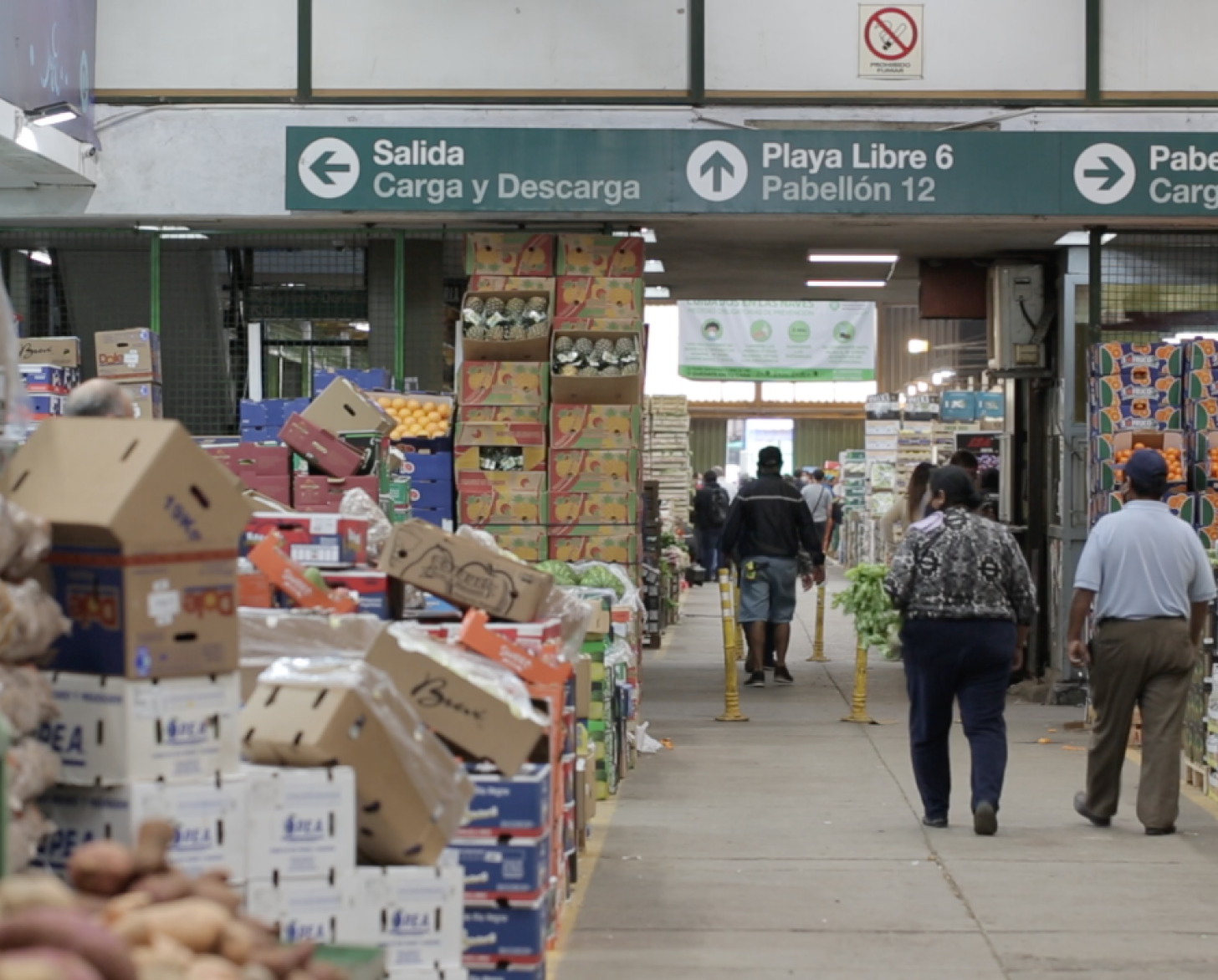 Los consumidores pasean por el Mercado Central.