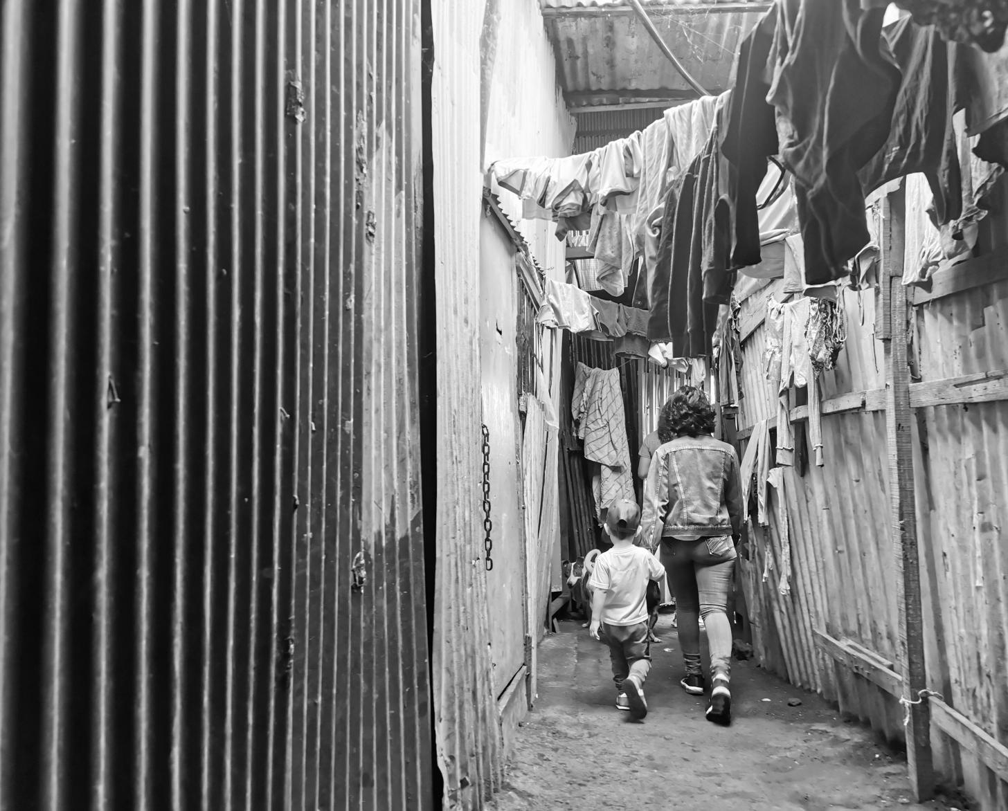 ليليث تمسك بيد ابنها ويمشيان بعيدًا عبر ممر.