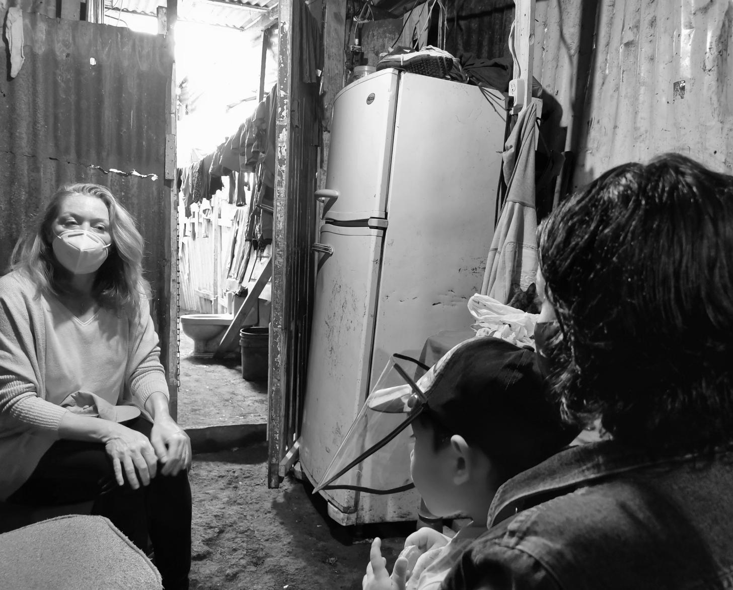 أليغرا بايوتشي المنسقة المقيمة للأمم المتحدة في كوستاريكا تجلس قبالة ليليث التي تحمل ابنها بين ذراعيها..