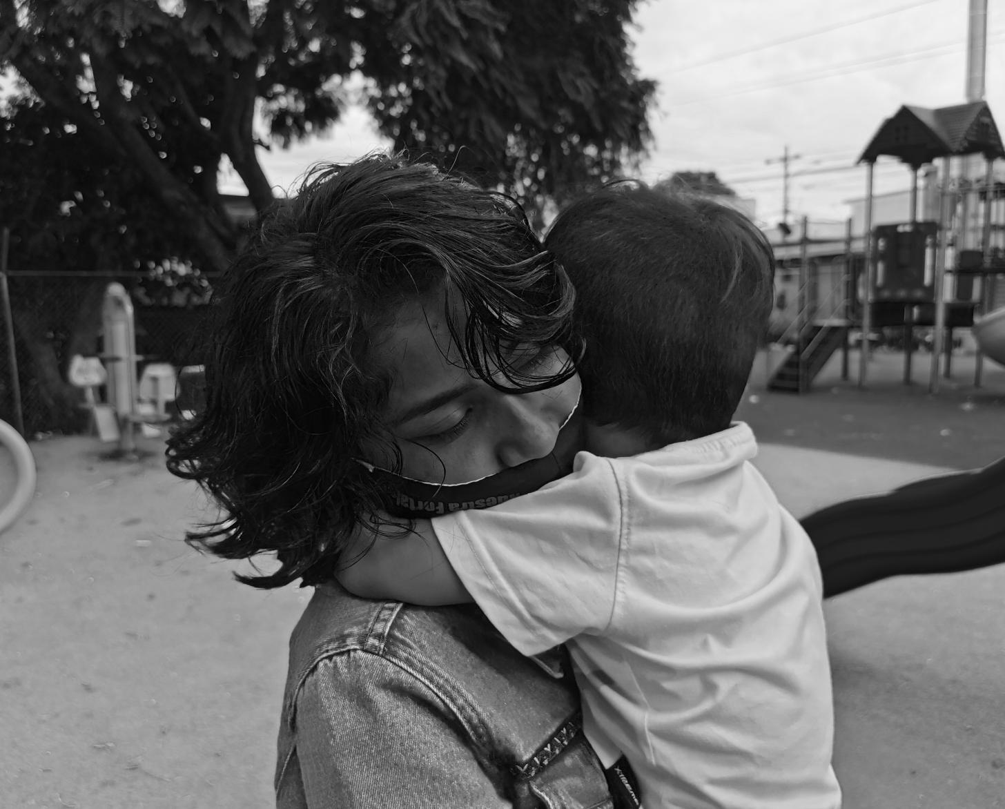 ليليث تغلق عينيها وهي تعانق ابنها الصغير.