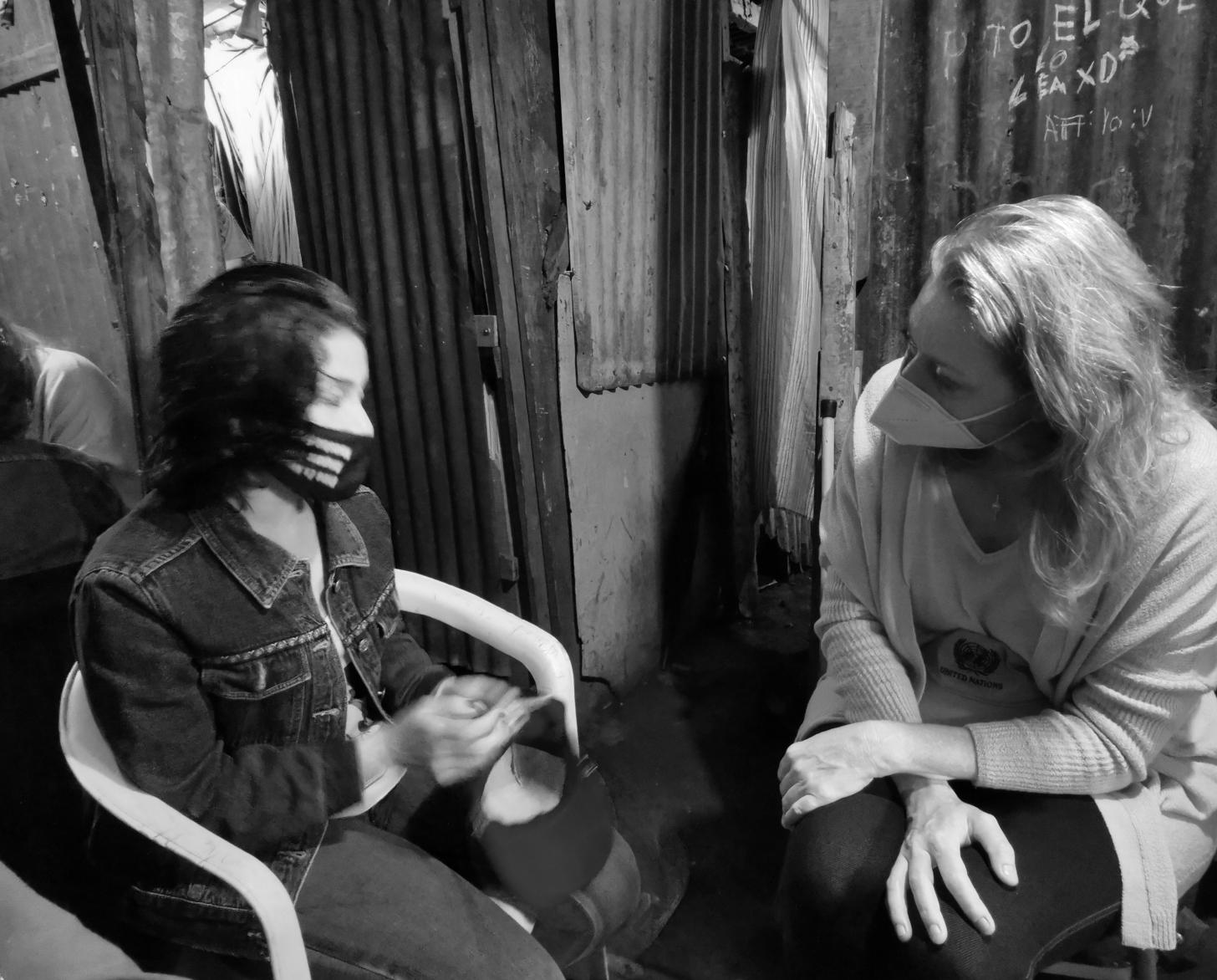 ليليث تجلس مع المنسقة المقيمة أليغرا بايوتشي.