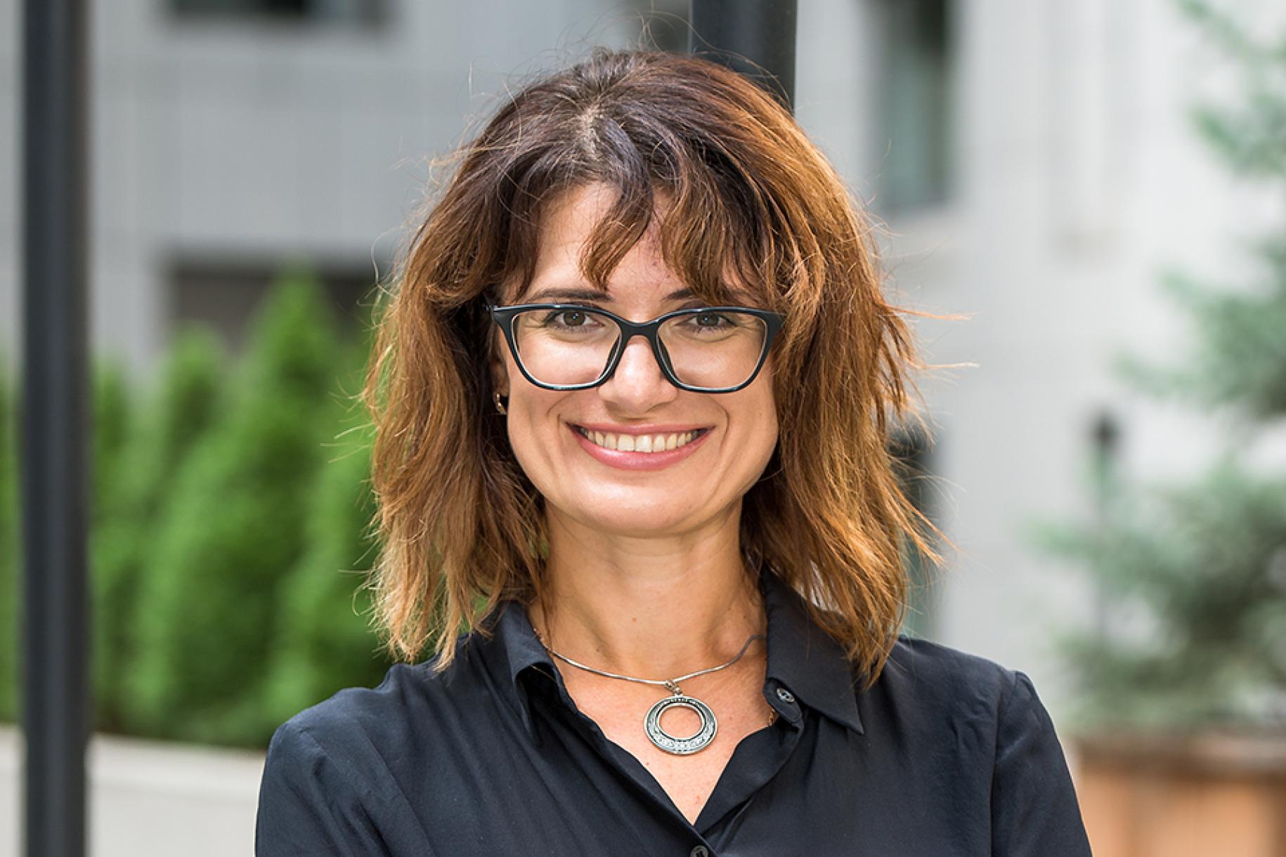 مارينا مارينا سابريكينا تبتسم للكاميرا.