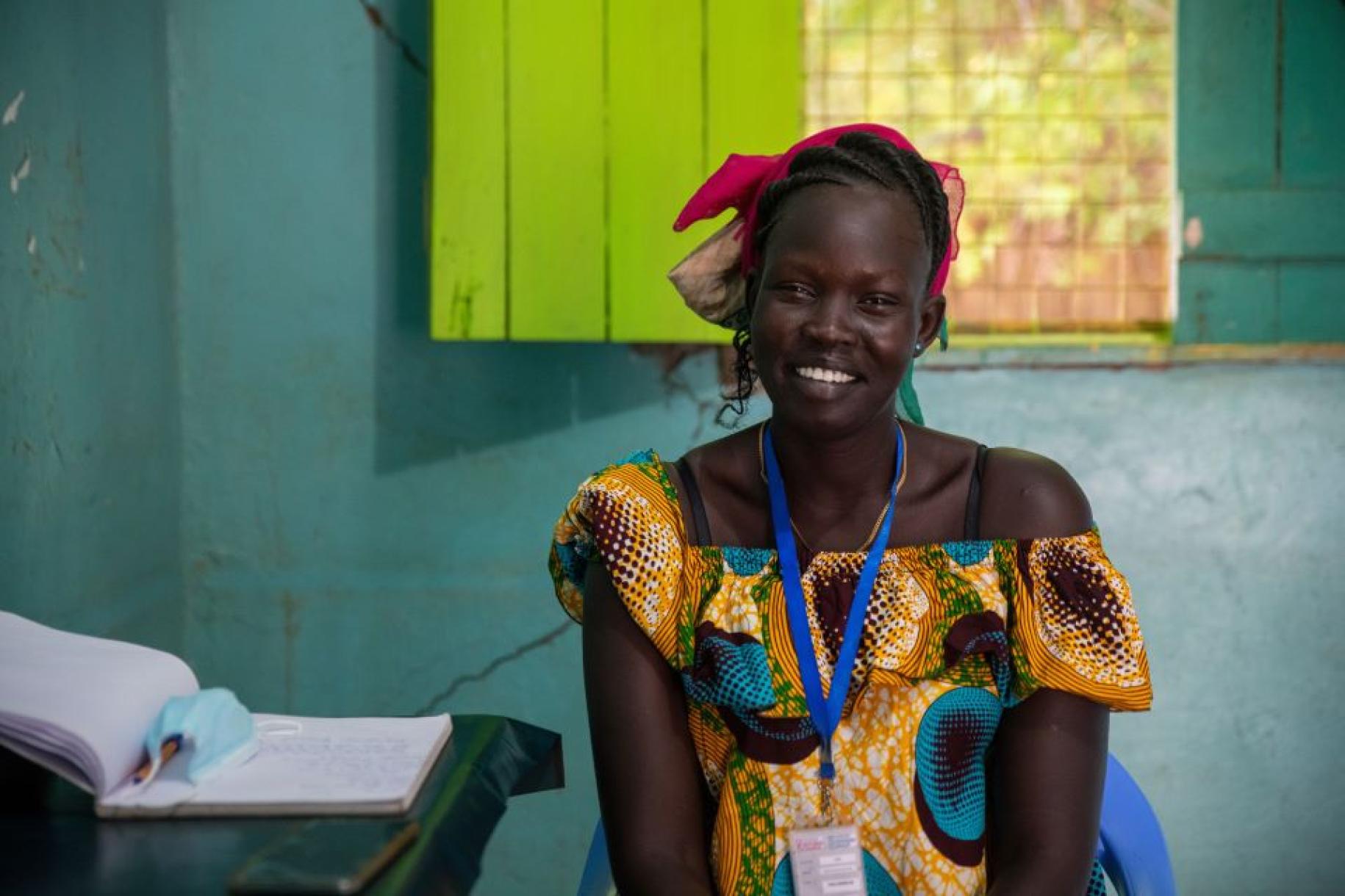 سارة نياجوك غوك تبتسم للكاميرا.