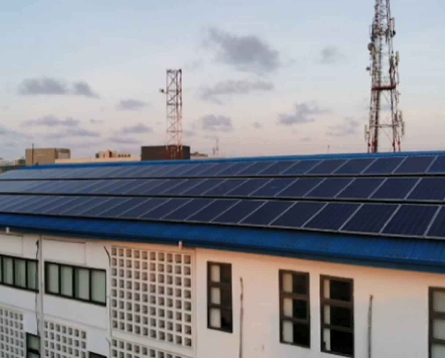 الألواح الشمسية على سطح مكتب منظمة الأغذية والزراعة في غانا.