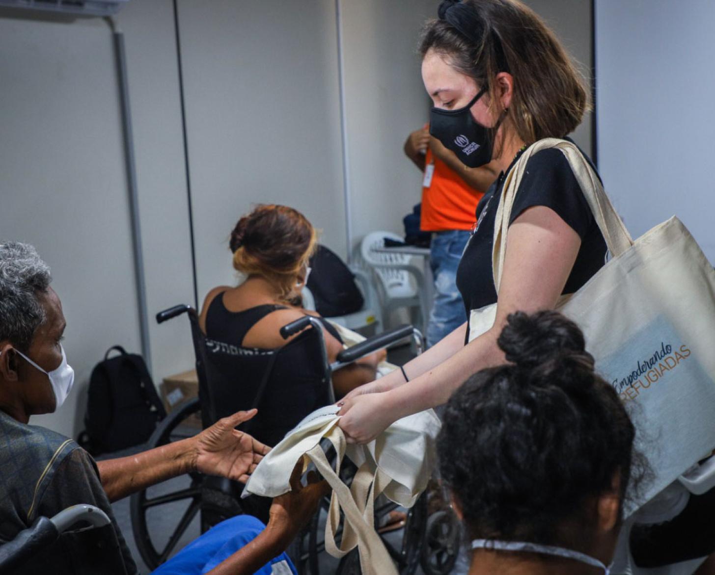 El personal del curso de formación proporciona a los participantes una bolsa de mano.