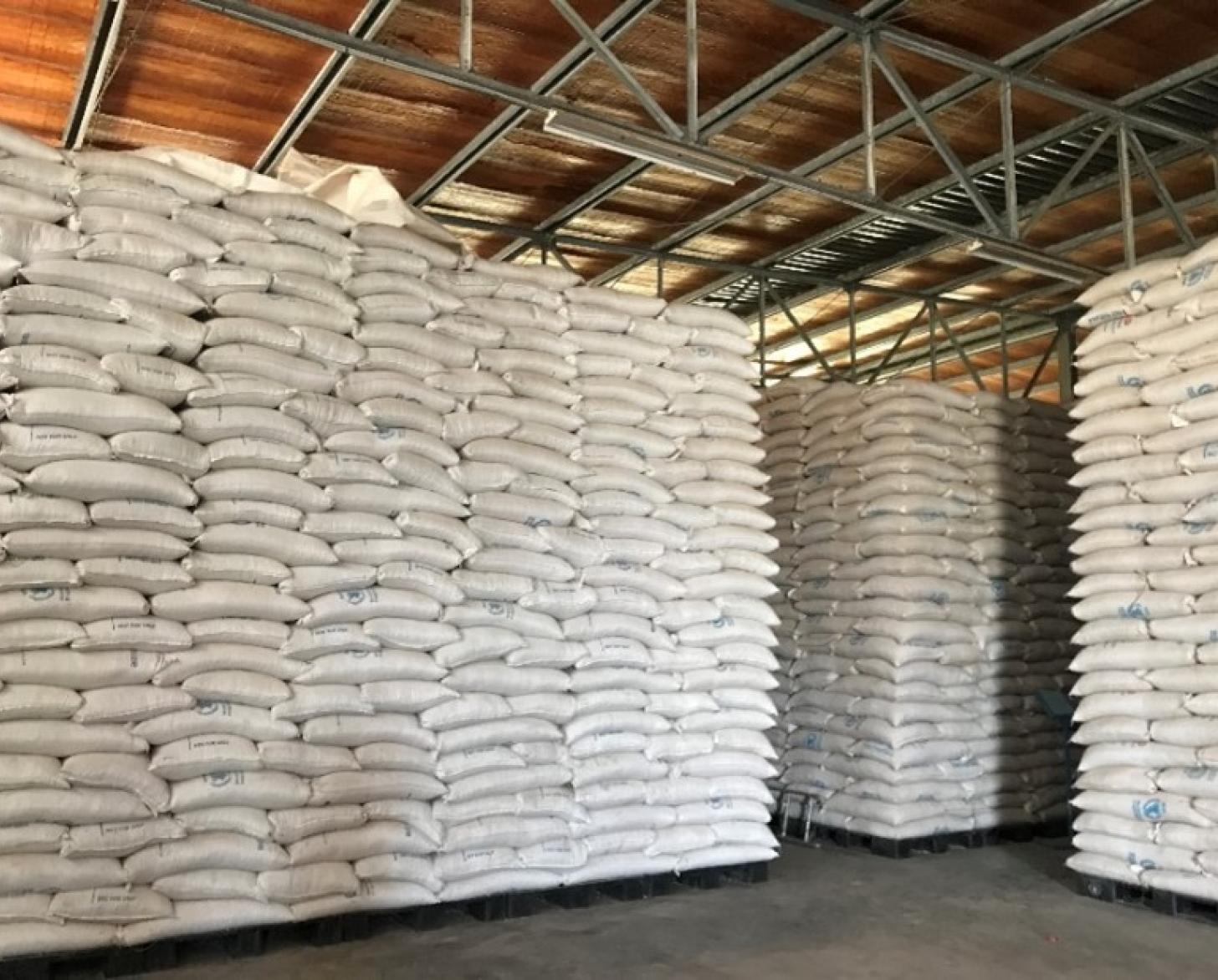 تُظهر الصورة أكوامًا من مئات أكياس الطعام المعاد استخدامها.