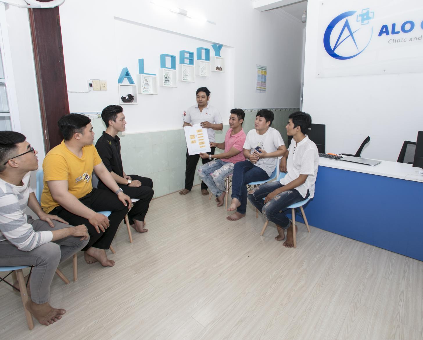 ثوان ومجموعته للمساعدة الذاتية معًا داخل عيادة Alo Care.