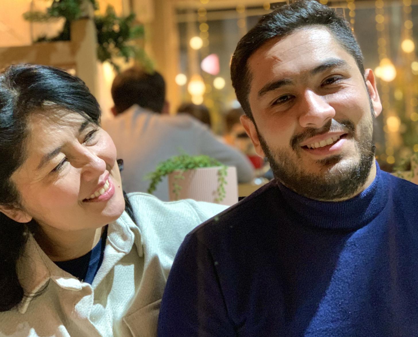 Муборак с любовью смотрит на своего сына, который гордо улыбается в камеру.