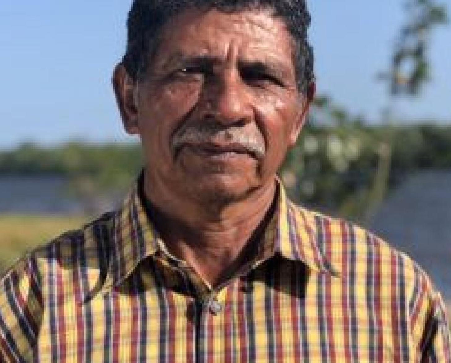 Electerio Colomer, empresario, mira estoicamente a la cámara.